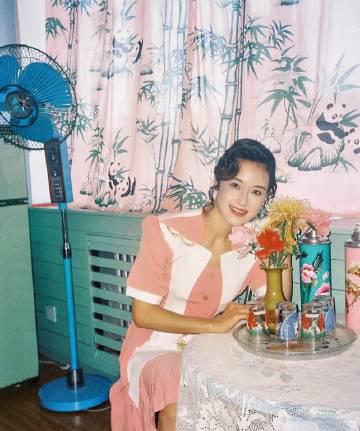 这位妈妈真是神仙颜值！八九十年代有冰箱彩电电风扇的家庭，也算是家大业大了 ​​​