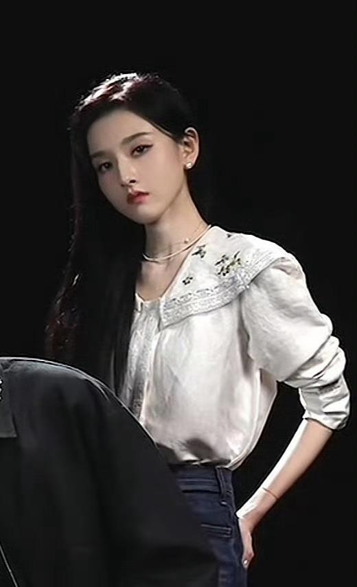宋祖儿是怎么做到又娇又幼的，这脸也太精致了 ​​​