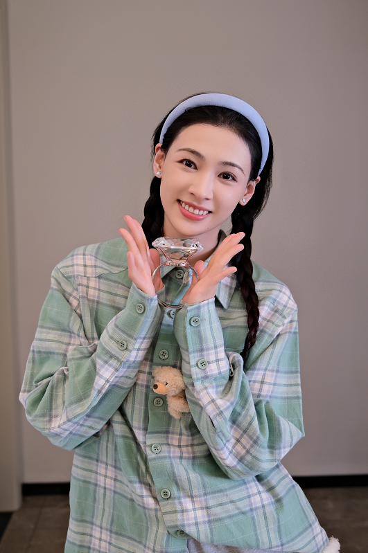 丁笑滢在古装剧中的各种飒爽英姿，作品也不少，虽然代表性的角色也有一些，但还是缺一个大爆的角色！
