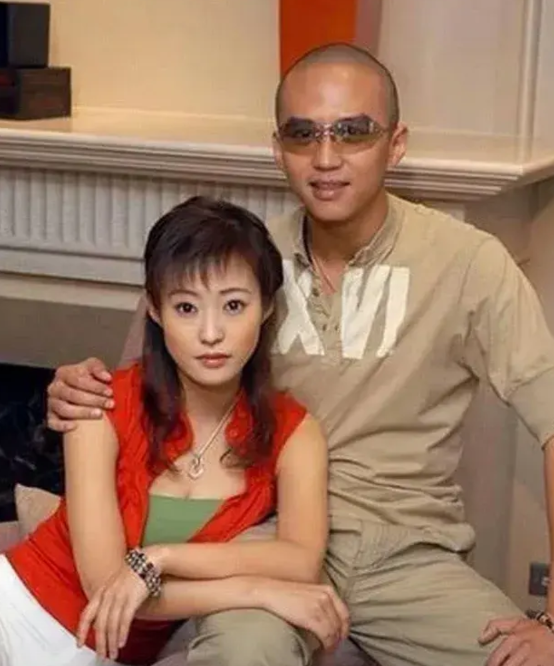 杨澜问及大尺度电影是否影响感情，郝蕾坦言矛盾早存，牺牲也未能改善关系。2015年