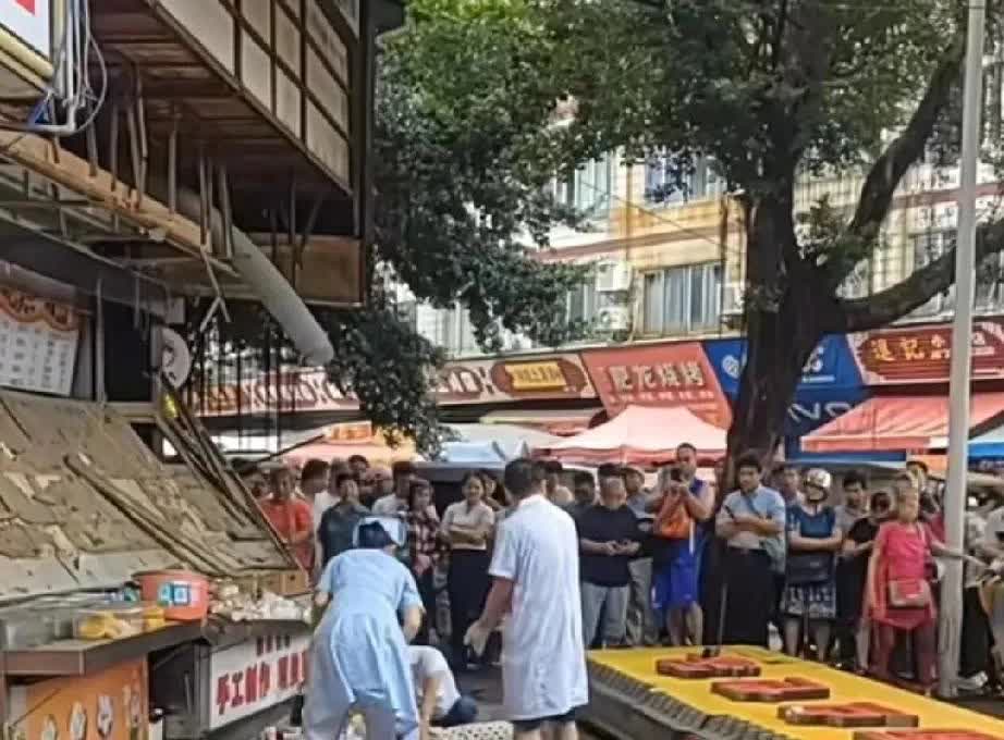 人倒霉的时候喝凉水都塞牙！

事发广西梧州两广批发市场。

早上她跟老公