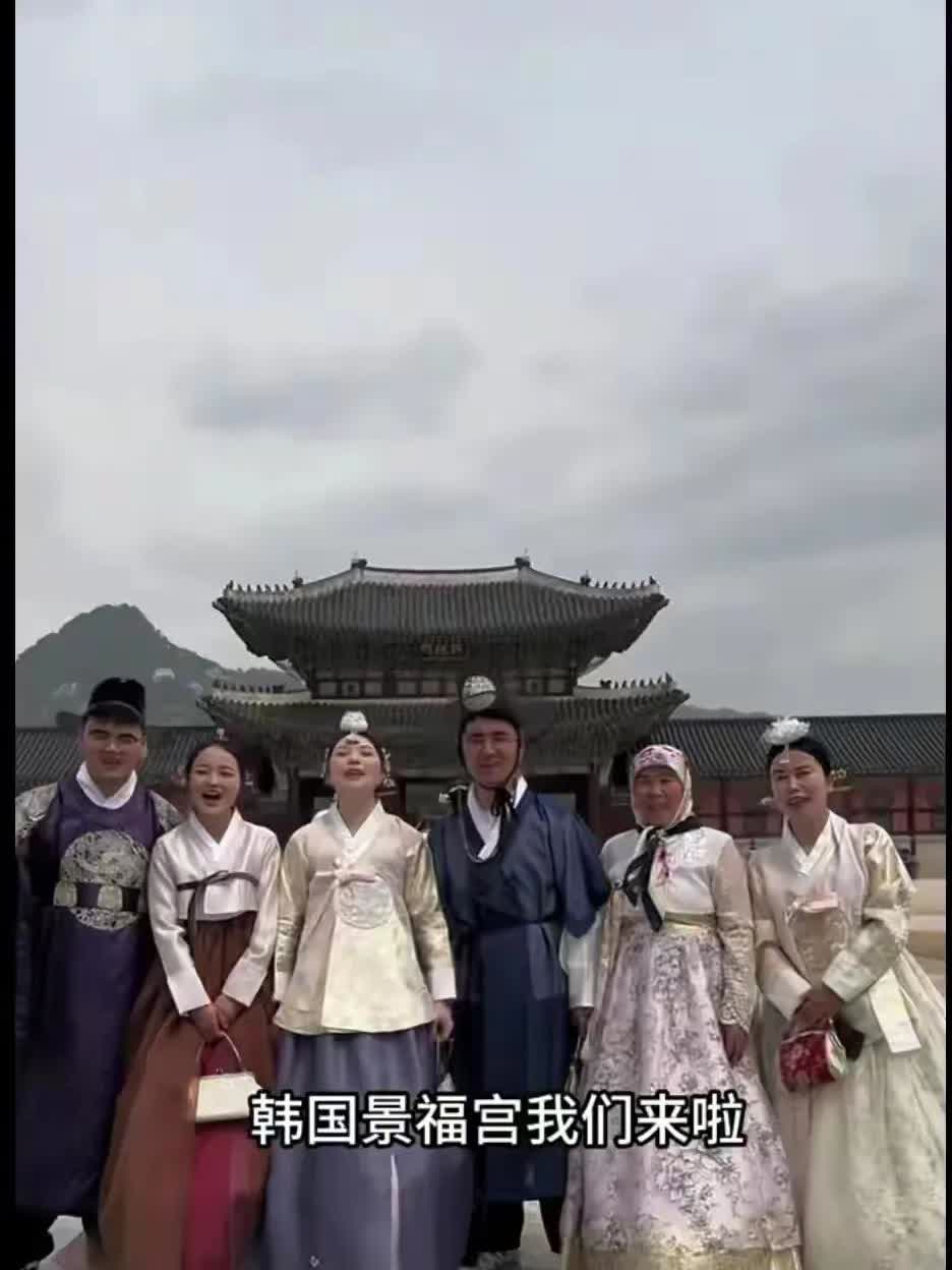 穆萨带大家穿韩服？这事儿有点意思。穆萨带大家穿韩服拍照
穆萨这人在网上挺有争议