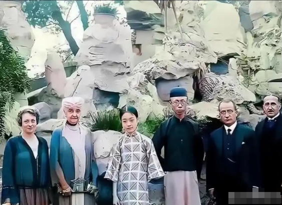 1946年，婉容的身上发出一股股恶臭。让人难以靠近，41岁的他，已经生活不能自理