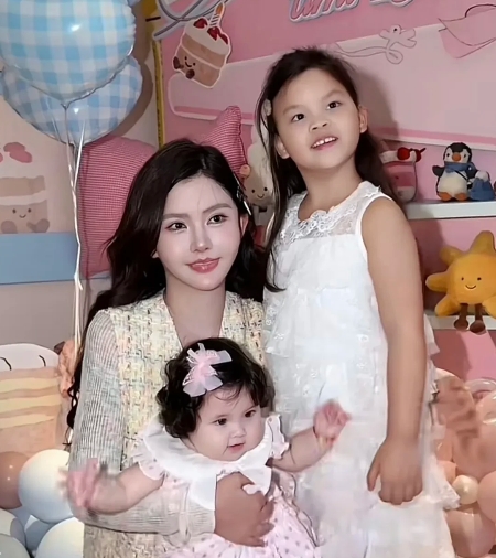 与其说韩安冉偏心小猪妹，不如说她在弥补年少的自己，因为她要是真的那么爱小猪妹的话