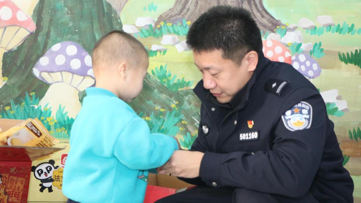 本溪市平山公安派出所  开展情系孤残儿童警徽守护成长主题活动