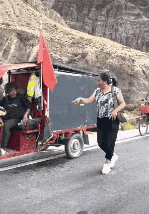 大姐这是招谁惹谁了，平白无故被东西砸了一通。