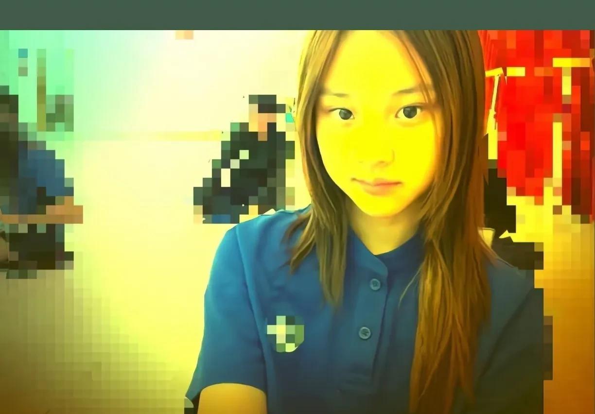 甜馨这个小姑娘长得又漂亮又可爱，她也非常爱自己的爸爸和妈妈，也尊重爸爸和妈妈的选