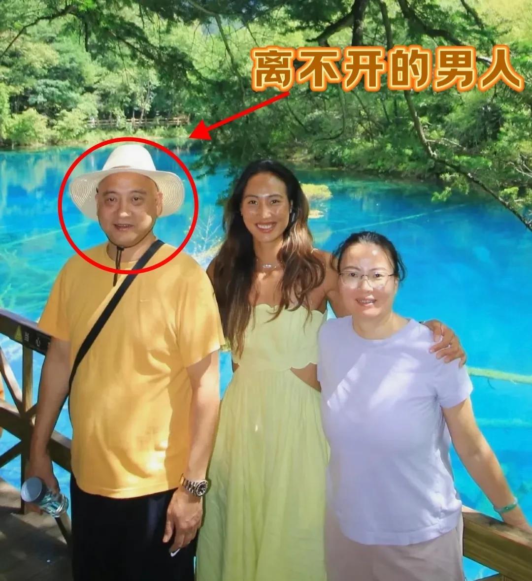 不查不知道，
一查还真吃到瓜了！
郑钦文的成功，离不开一个男人。
这个男人就是她