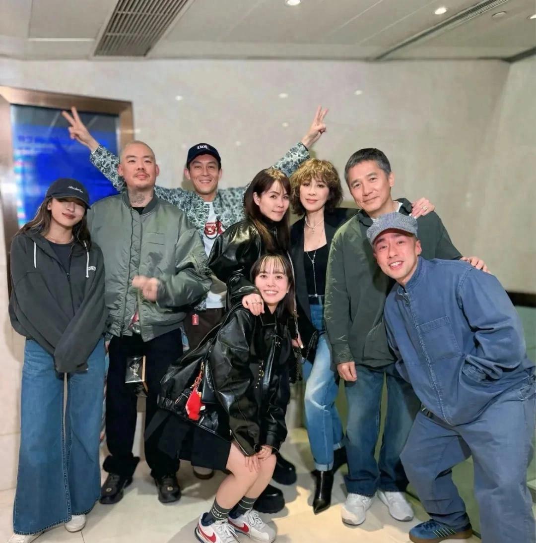 63岁梁朝伟现身杜琪峰70岁寿宴派对，与周润发同框，白发难掩精气神
近年来，梁朝