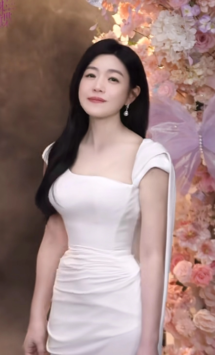 离婚后的陈妍希，又美又萨，还跟小鲜肉拍戏接吻，太太太甜了。 那不气死陈晓，我觉得