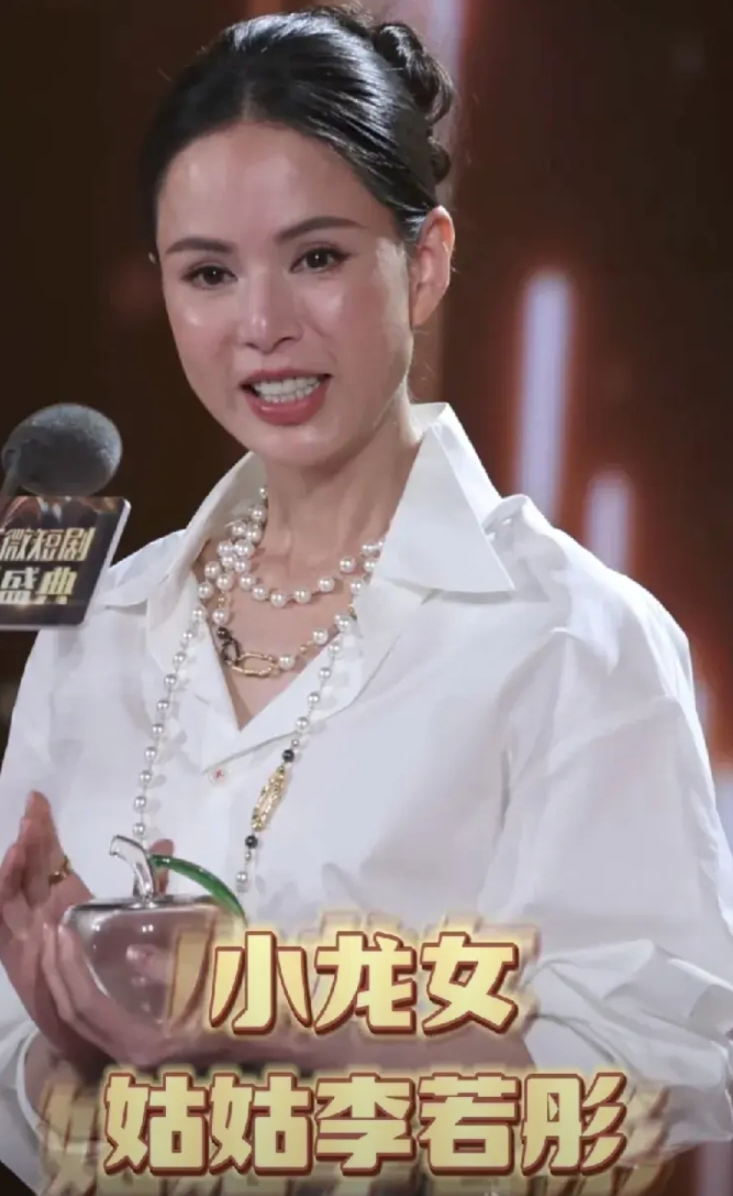 今年60岁的李若彤，出席电视盛典，状态简直太好了，李若彤的小龙女受众群体是最广的