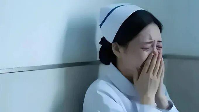 都是女护士，有人得了癌症请不到假，有人请假跑马拉松