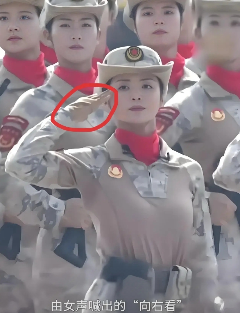 当那位女民兵领队喊出“向右看”的时候，我就注意到她了。
我原来以为民兵方队都是从