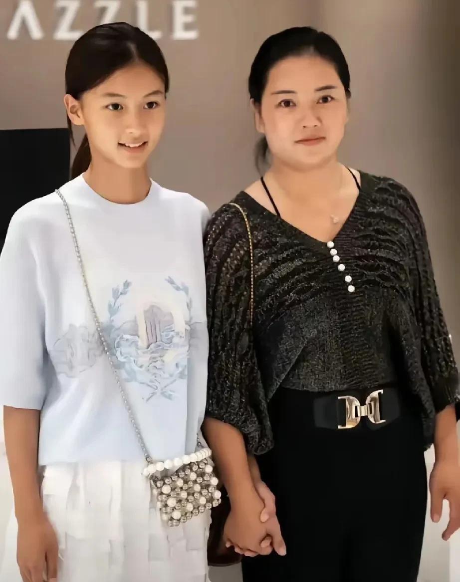 必须给七七妈妈点赞
她竟然拒绝了于正
话说于正联系了七七
想签下她长期培养
平常