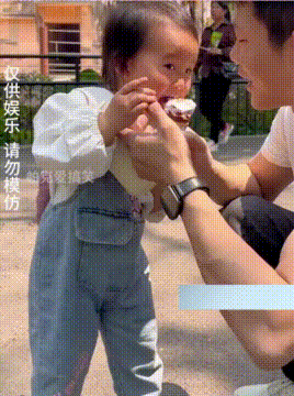 宝爸要尝女儿冰淇淋，女儿大方的分享，没想到爸爸一口吞！