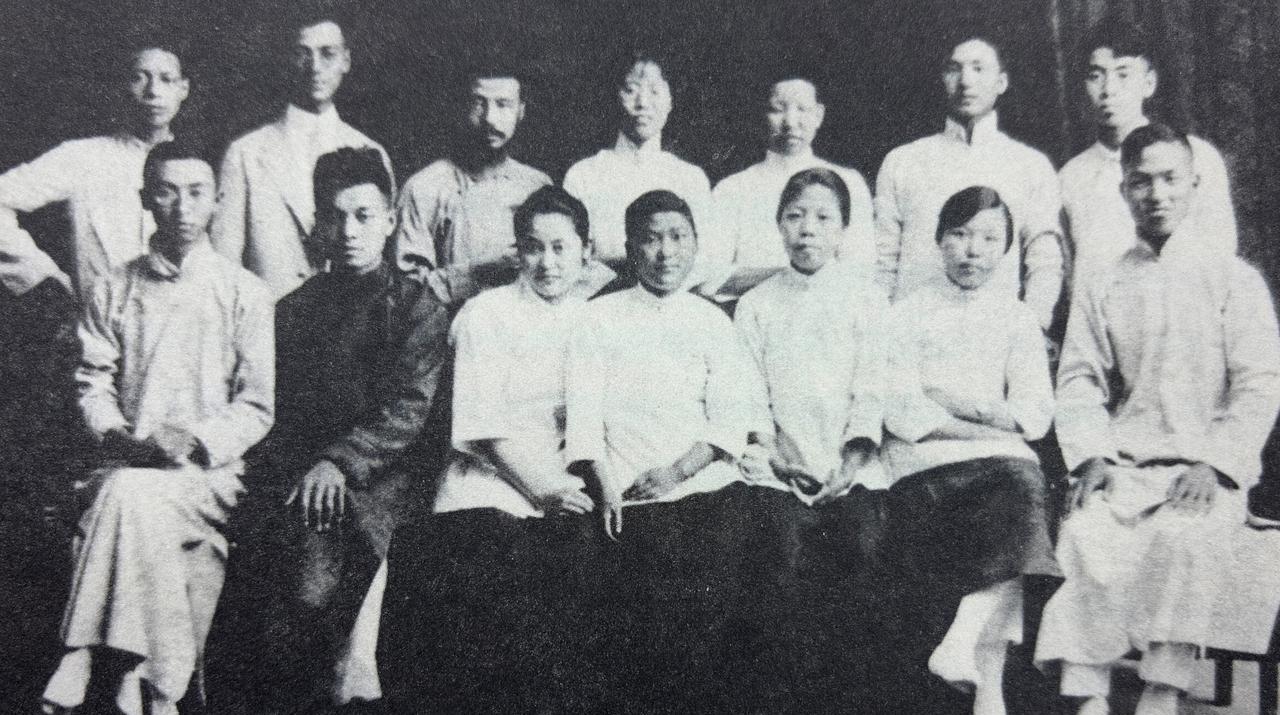 1919年9月16日天津进步青年团体觉悟社成立，这是部分社员合影，前排右二刘清扬