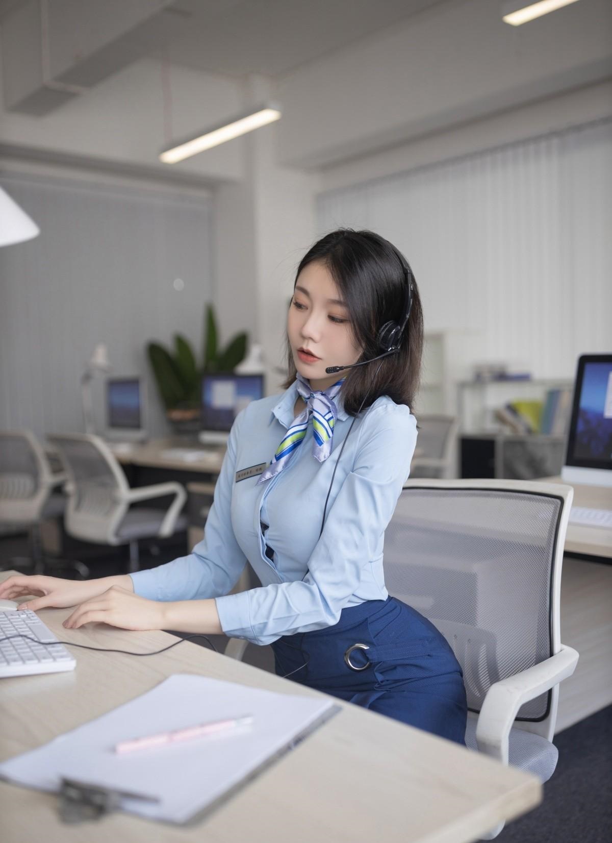 气质极佳的美女客服小姐姐