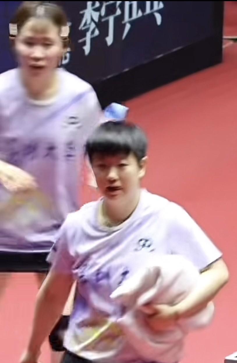我发现紫色系衣服，
挺适合国乒队员的，
谁穿上都挺阳光帅气[大笑]