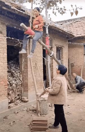 一举两得！既完成了运瓦上房的任务又成功的诠释了爷孙互动的乐趣！
