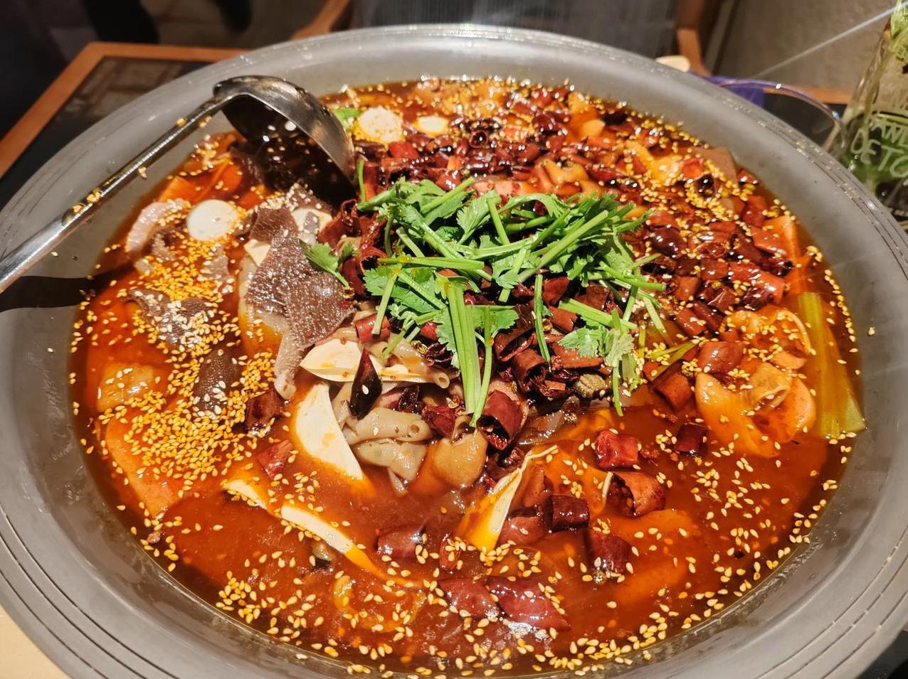 作为一个吃货，我今天去捧场了石家庄麻六记。
开业第一天去吃，我老公出差了，我儿子
