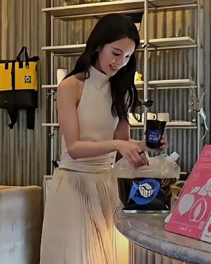 金晨这身装扮回头率还真是百分百