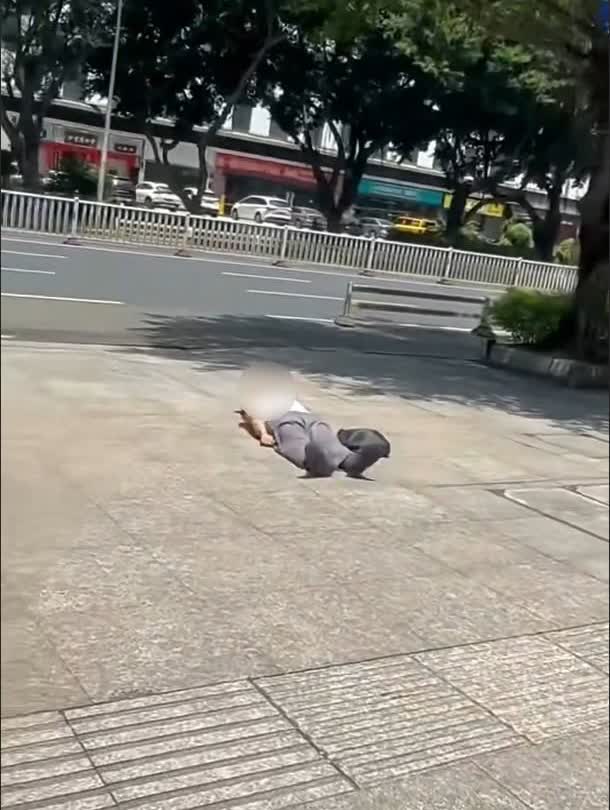 【36℃高温老人倒地之后：一段没拍全的视频，一场没说完的人心】近日，一段老人倒地