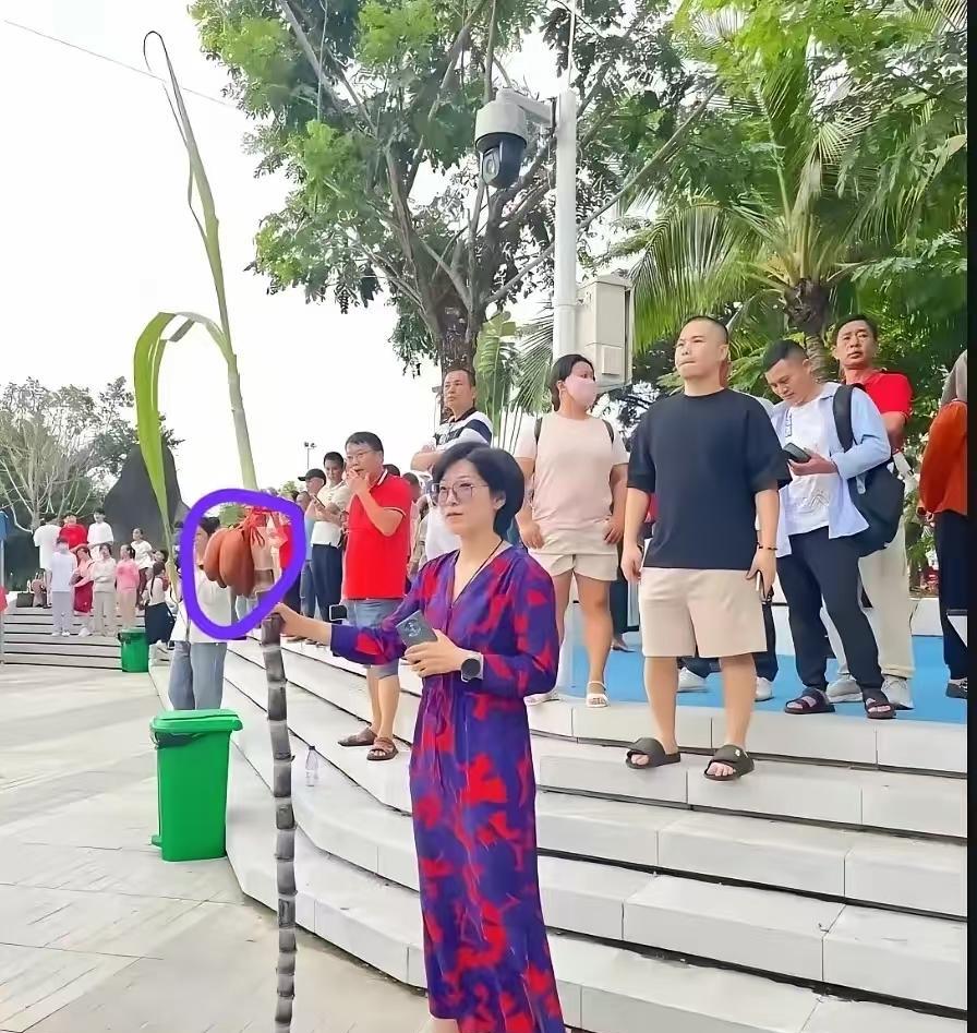 没有人会一直年轻，
但一定会记得高考那一天的情景。
还记得20年前高考时，第一次