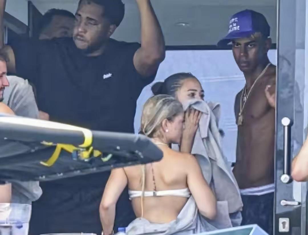 亚马尔越来越有前辈的风范
一个是内马尔
一个是亚马尔
都是年少成名
都有共同爱好