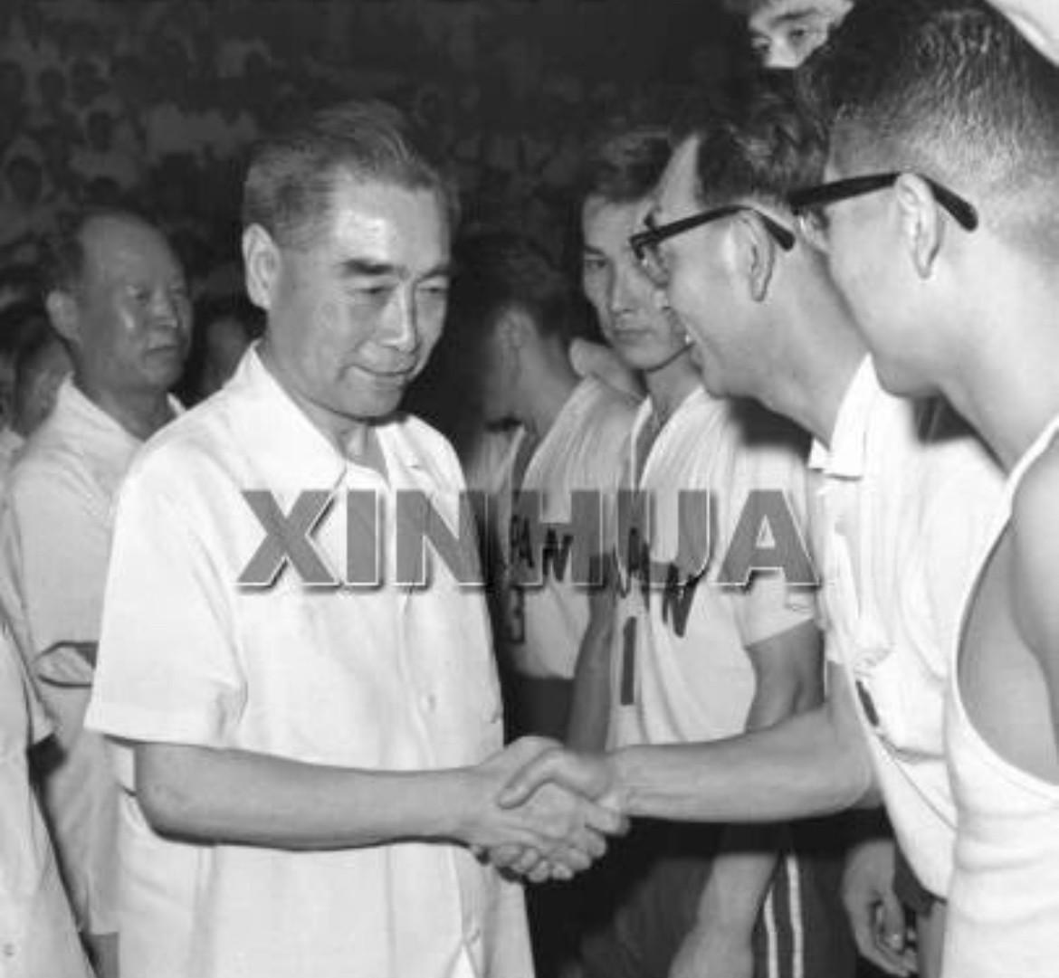 1963年8月18日，周恩来总理接见并宴请印度尼西亚足球队等体育代表团。当时中国