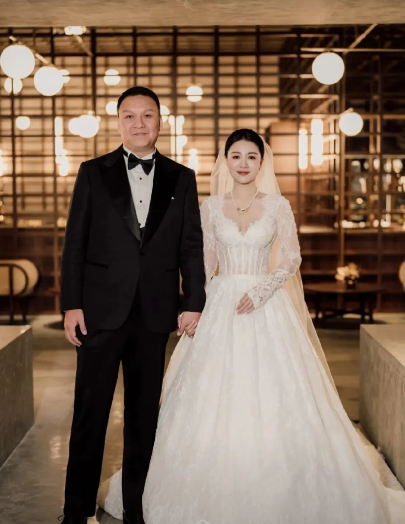 人生赢家李嘉格

李嘉格如果没有遇到车澈，我想她只是一个很普通的歌手，原因有二