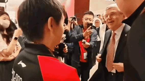 巴赫又给莎莎带礼物来了！



这可不是普通的礼物，而是国际奥委会主席亲自赠送的