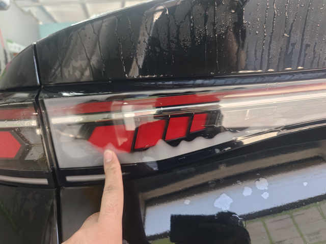 迈腾B9洗车时车灯进水
今天去洗车，忽然发现尾灯进水了，这车才不到半年，于是拨打