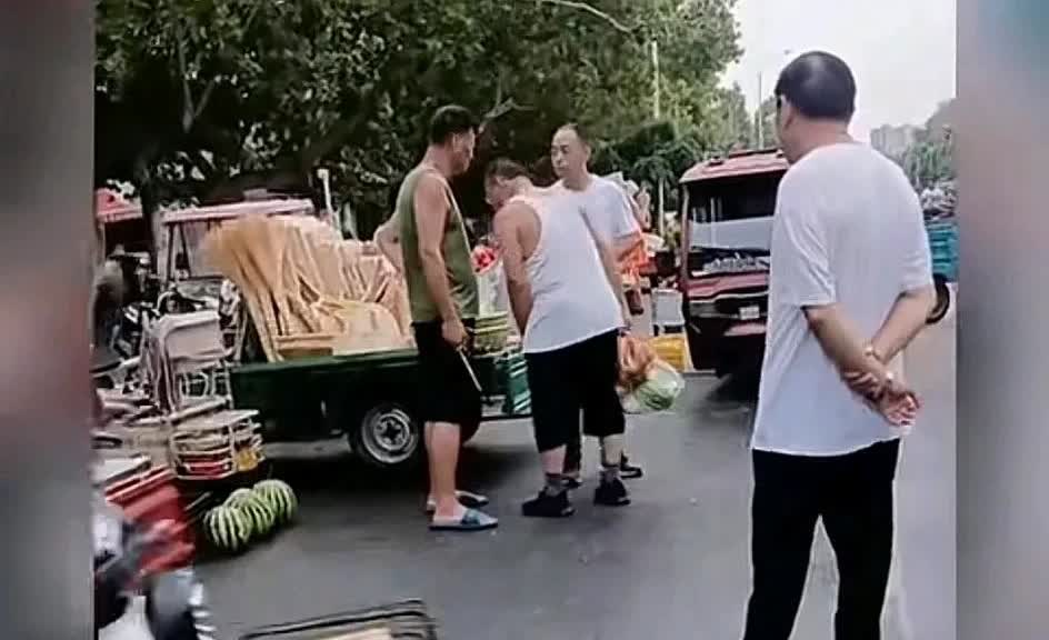 千万不要和手拿凶器的人赌命，生死就在一瞬间，这个老头想死吗？一个劲的刺激拿刀男子