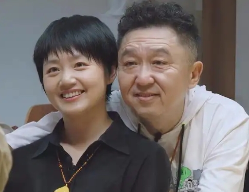 1998年，29岁、一穷二白的于谦爱上了19岁的白慧明。白父说:“我女儿不能找个