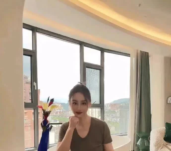 从生活住所去看，陈德容在北京住的可是豪宅呢， 一点也不需要为物质发愁的。有些人看