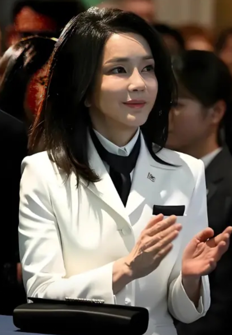 尹锡悦如果真是个好男人，就应该跟李在明做个商量，他认罪，换取妻子金建希的自由。韩