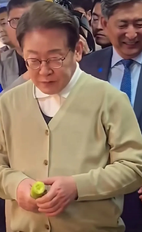 人家总统李在明吃黄瓜都能成热点，身份和地位决定一切。

成功了你就是万人嘱目的焦