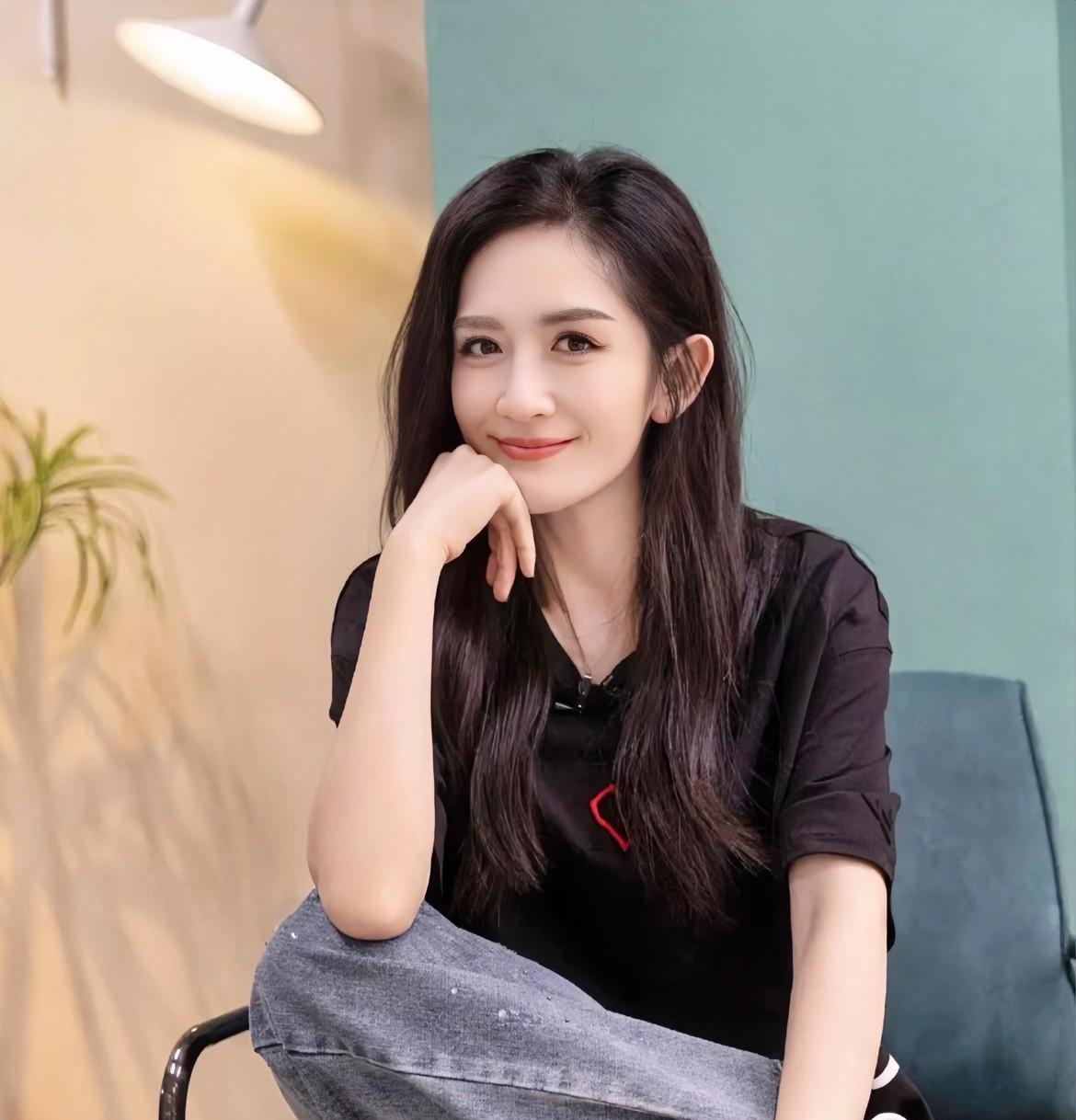 我有种预感
谢娜可能是要转型了
不是她不想和杰哥秀恩爱了，而是
她可能意识到自己