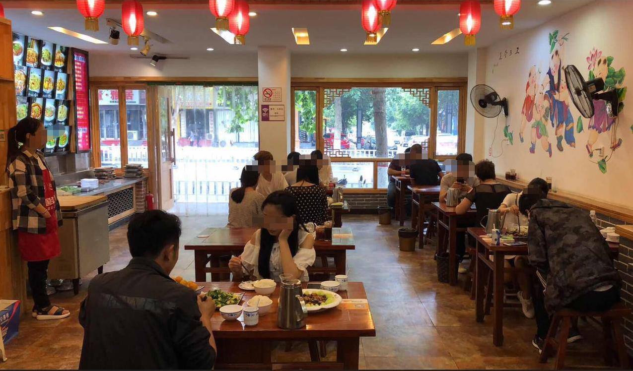 据悉，16岁的女孩小胡（化名）与好友相约在一家临街餐馆聚餐。
小胡性格爽朗，平日