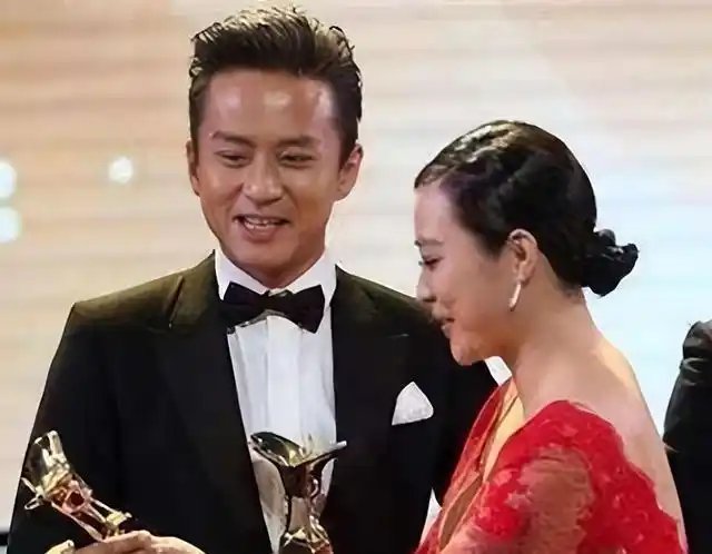 郝蕾颁奖时越过邓超，是因为为心里还没释然，没放下他吗？ ​​​