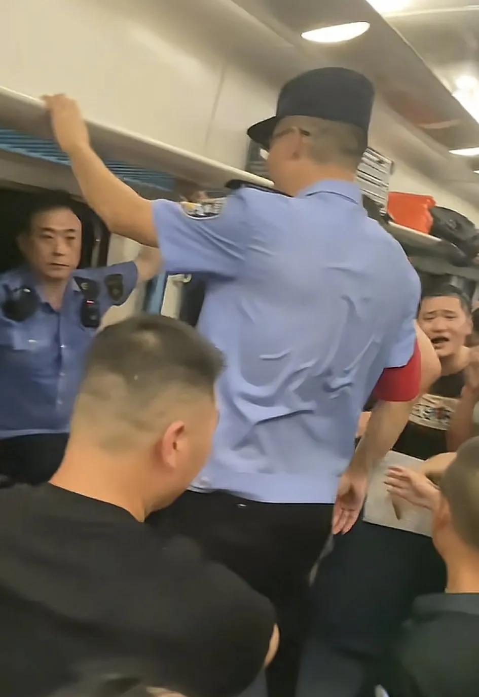 k1373次列车上，黑衣小伙砸窗透气，看看车内的人都闷成啥样了，大老爷们都打着光