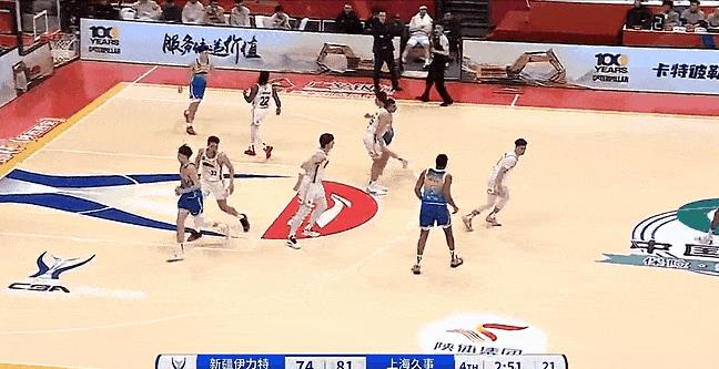 得冷静！阿不都怒推洛夫顿再吃T！
在今天CBA俱乐部杯决赛上海对阵新疆的第四节最