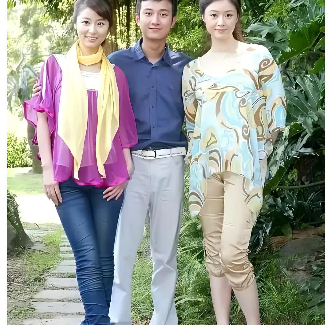 林心如与蒋欣昔日合影，15年前,正在流行高跟鞋+紧身裤。那时的林心如还是“紫薇”
