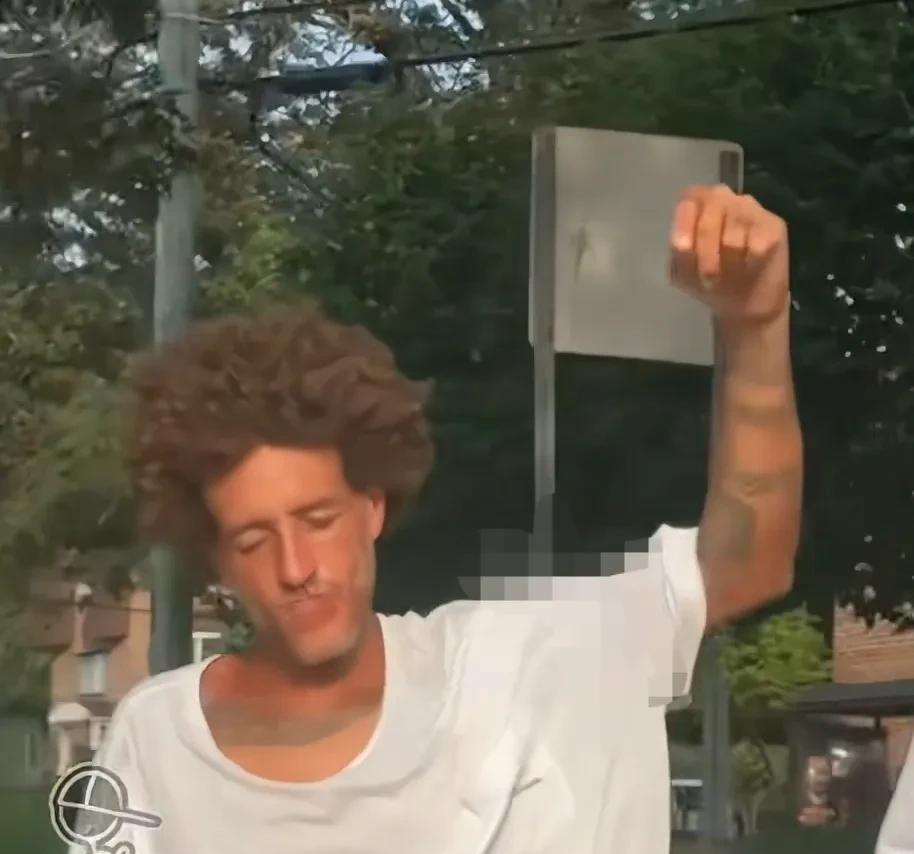 老球迷应该都认识他，詹姆斯骑士时期的队友，现在的纽约流浪汉。他就是德隆蒂·韦斯特