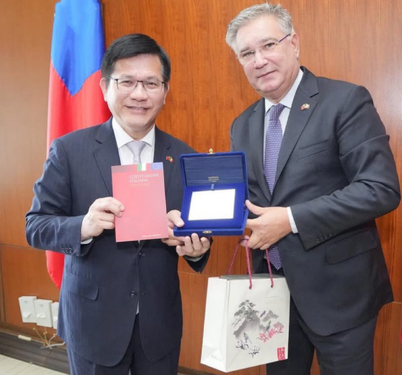 意大利国会议员帕洛里（Adriano Paroli）9月4日率团窜访台湾，台外事