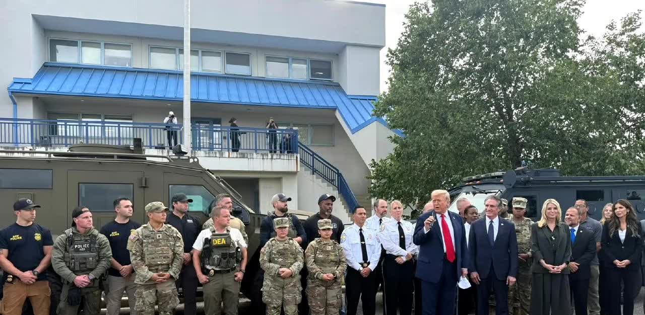 他竟然这么高！
比警卫队人员高这么多！
今天在华盛顿活动现场，他为警卫人员发