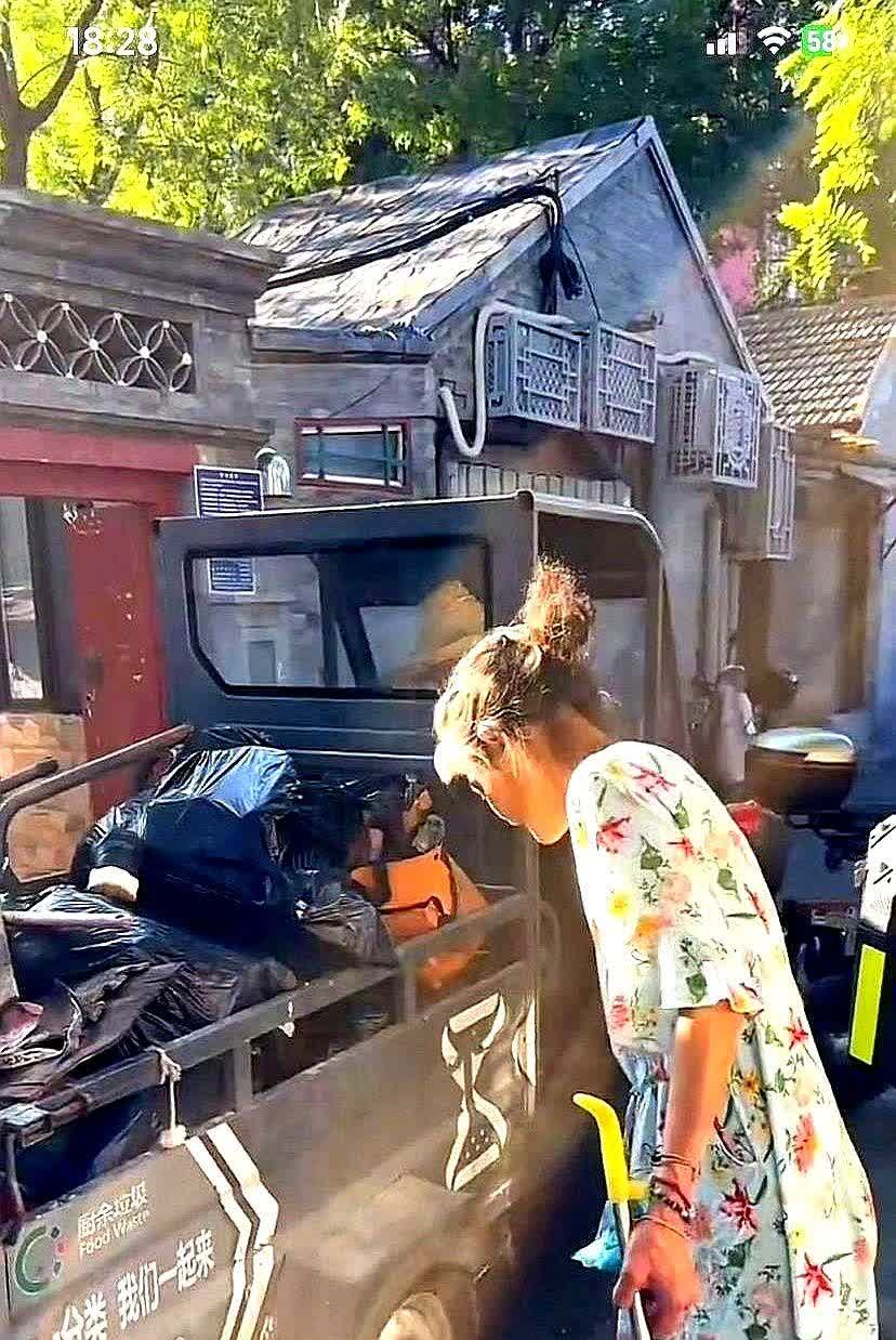 昨天是马品同家收拾卫生的第二天！

保洁员大姐摘下手套给我看，指头缝里全是黑