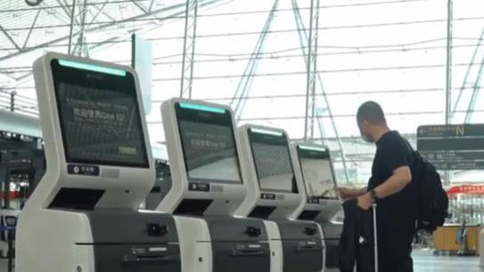 母子错过航班大闹机场：下跪撒泼，称耽误考公，却为省钱坐公交