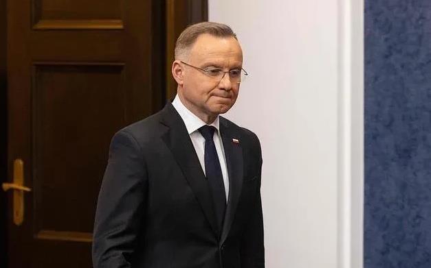 特朗普接见欧洲领导人，马克龙只能坐桌角，杜达被晾了一个半小时。不管是法国总统马克