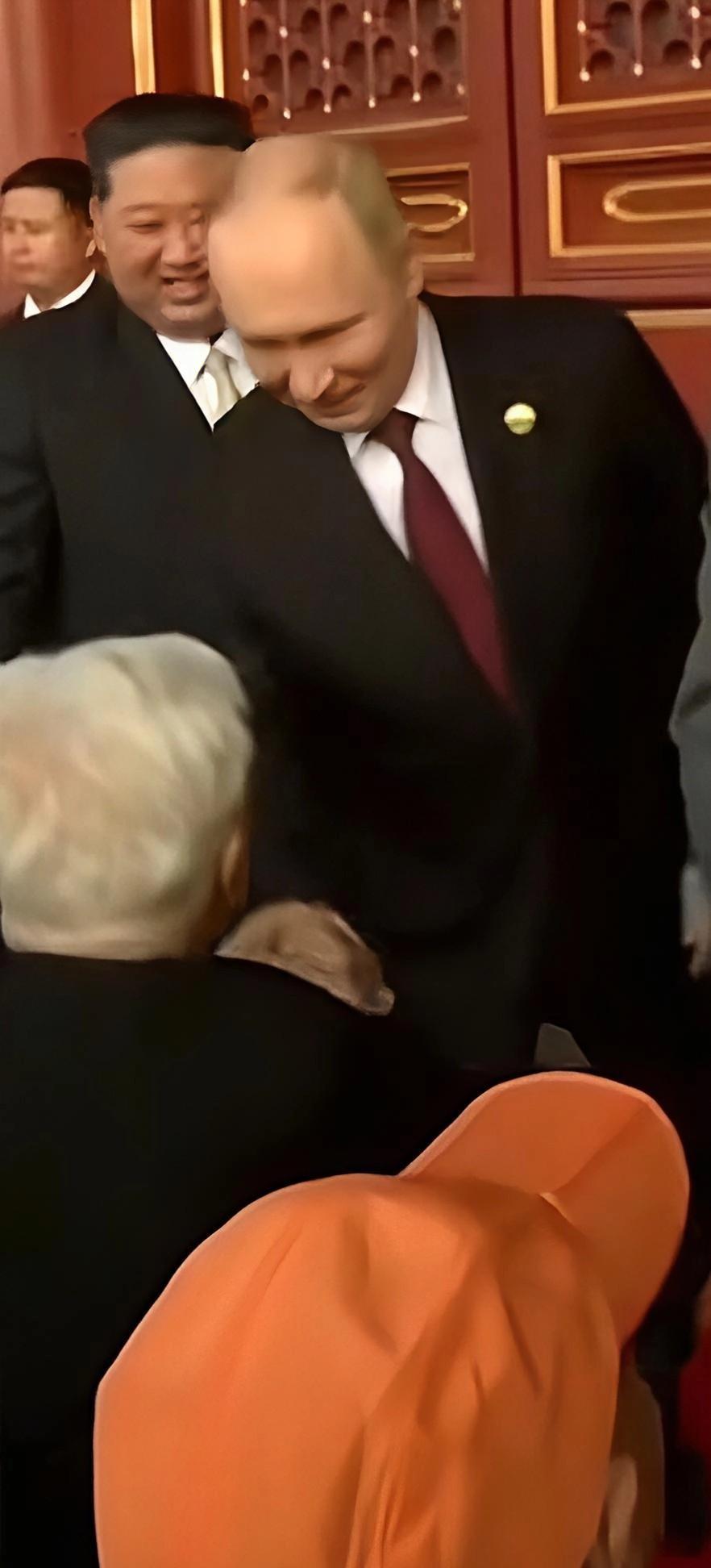 感动到我了！
抗战老兵坐着，然后各国领导人俯身来一一握手，普京、金正恩，都是俯身